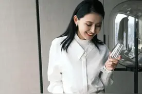 热依扎难得认真打扮一回，衬衫叠穿配半裙，知性还带点异域风情图片