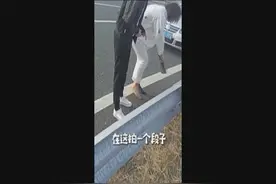 奇葩！女子光脚在高速上跳舞 为拍视频冒险停车图片