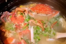 海底捞再现奇葩吃法，服务员见着都烦，网友：自己叫外卖在家玩吧图片