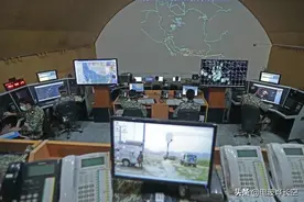 伊朗公开防空地下指挥所！深入地下150米，通道布满烈士画像图片