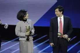 雷军后悔与董明珠下10亿赌注？其实心里乐开了花，营收增近十倍图片
