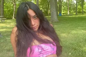 墨西哥女孩穿泳装公园做直播，被中年女打断，“我儿子正盯着你”图片