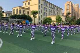 怀化80后美女老师自创魔性课间舞，网友：笑得肚子疼图片