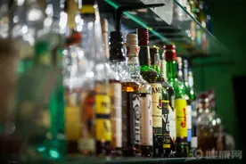 有没有快速解酒的方法？向你坦白：果汁、蜂蜜通通没用！图片