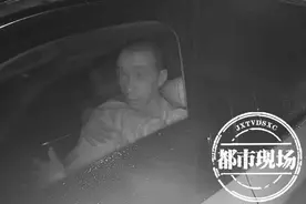惊！妻子突然抱住正在开车的丈夫不撒手，丈夫无奈只能报警图片