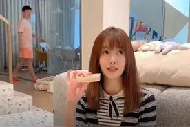 张子萱陈赫同框出镜秀恩爱，模仿老婆眼影液“这个有点干”图片