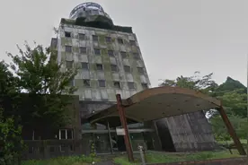 日本两男子找刺激夜探荒废近30年酒店，开门后一具腐尸横卧眼前图片