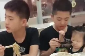 双胞胎哥哥照顾妹妹无上限，想吃啥妹妹说了算，化身“宠妹狂魔”图片