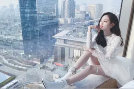 吴宣仪像个贪吃的孩子，趁妈妈不注意偷喝奶茶不料胖了许多图片