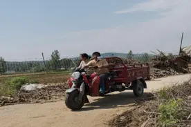智障养女走失失声痛哭，民警及时找回破涕为笑图片