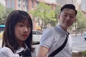 “最嫩老爸”火了，接女儿放学被误认是情侣，网友：你爸有对象吗图片