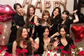 少女时代合体庆祝出道13周年，8人穿黑色小礼服聚齐图片