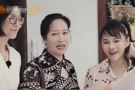 伊能静和李晟妈仅相差4岁，同框却像极了母女！伊能静口误叫阿姨图片