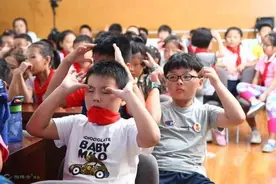惶恐！9岁男孩4个月近视度数翻2倍！真实原因来了图片