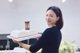 董卿在《朗读者》剧组庆生照片曝光，网友说岁月放过了气质美女图片