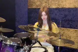 看鞠婧祎学架子鼓还是有模有样的图片
