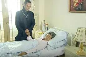 当铺老板典当自己生生世世爱情，只为老婆幸福，但老婆却终生单身图片