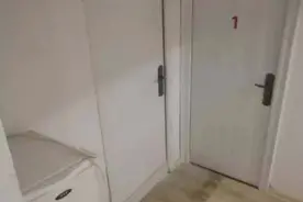 男子发现楼上一天冲马桶几十次，敲开门细看后，结果让他愣住了图片