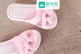 在家要给娃穿拖鞋吗？脚扭伤、扁平足、X型腿，穿拖鞋走路危害大图片