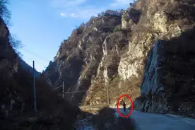 寻访秦岭蓝田铁铜沟，群山如带，怪石嶙峋，人在沟里走，宛如蝼蚁图片