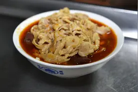 河南县城重口早餐，当地人不按碗买直接用盆上，比胡辣汤还受欢迎图片