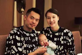 谢杏芳教儿子打羽毛球，运动天赋不输林丹，一家三口甜蜜如初图片