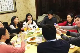老同学聚会，有钱的一桌，没钱的一桌，结账时热闹了图片