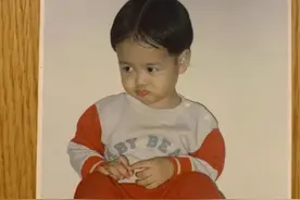 王嘉尔晒小时候的嘟嘴萌照，也太可爱了吧，从小就喜欢中分？图片