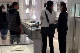 那英带女儿伦敦逛街，被曝对孩子态度严厉，14岁苹果大长腿抢眼图片