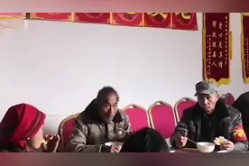 河北西柏坡村支书在村里成立爱心食堂 解决孤寡老人就餐视频封面