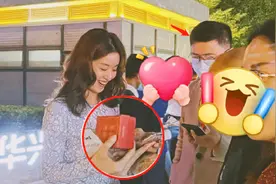 章泽天逛街心情好，被名媛排挤、与时尚圈合照被裁？她才不在意图片