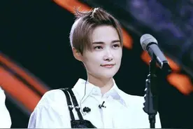 超女李宇春如今好时髦，风衣搭连衣裙酷甜有女人味，同色系好高级图片