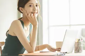 老公给我买3000块包包，背去公司后，我险些被辞退图片