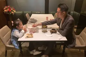 汪小菲与女儿"单独约会"，爬山看蜥蜴开心难掩，小女儿像极大S图片