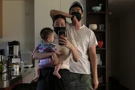 杨祐宁晒全家福，把手放老婆头顶很霸道，却愿被女儿当马骑好宠溺图片