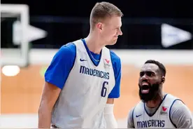 NBA独行侠队举行对抗赛，东契奇太帅了，和博班行成了反差萌啊图片