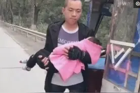 感动！90后小伙失去双腿，媳妇离他而去，安假肢卖唱养1岁多女儿图片