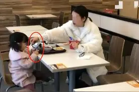 母女在外用餐，路人偷拍照片上传后火了，网友叹息：变质的母爱图片