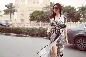 因“刘强东”走红的蒋聘婷，国外住豪宅开豪车，生活奢靡图片
