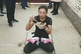 大衣哥儿子结婚后，生活屡被打扰，再遭陌生女子堵门图片