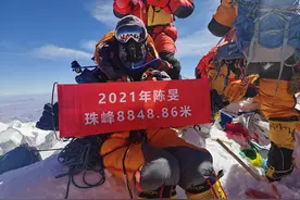 在珠峰44天的生死瞬间 ▎52岁重庆女子成功登顶珠峰 系全国最年长登顶女性图片