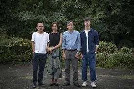 《阳光普照》：有人得不到阳光照耀，有人找不到阴影躲藏图片