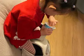 孙怡女儿近照曝光，3岁小姑娘边喝酸奶边泡脚，妥妥地“养生福”图片