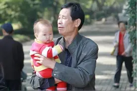 爷爷主动哄孙女睡觉，宝妈发现异样后大怒，爷爷带娃有多尴尬？图片