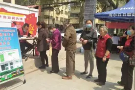 真方便！郑州公交上门服务 老年人“家门口”便可办理老年卡年审图片
