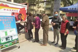 真方便！郑州公交上门服务 老年人“家门口”便可办理老年卡年审图片