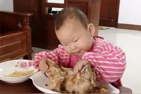宝宝饿醒后一直哭，宝妈晒完衣服，走到客厅一看，顿时笑到肚子疼图片