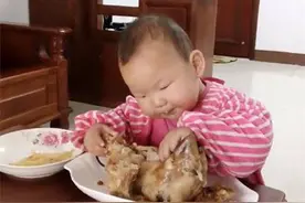宝宝饿醒后一直哭，宝妈晒完衣服，走到客厅一看，顿时笑到肚子疼图片