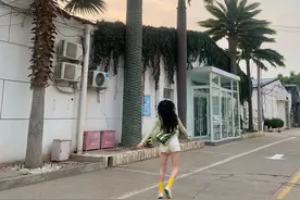 周洁琼日常分享！彩虹帆布鞋袜子上的小蜜蜂算是一个可爱小心机图片