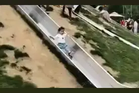 萌娃玩滑滑梯，脸先着地引网友热评，网友：手刹不好使，只能脸刹图片